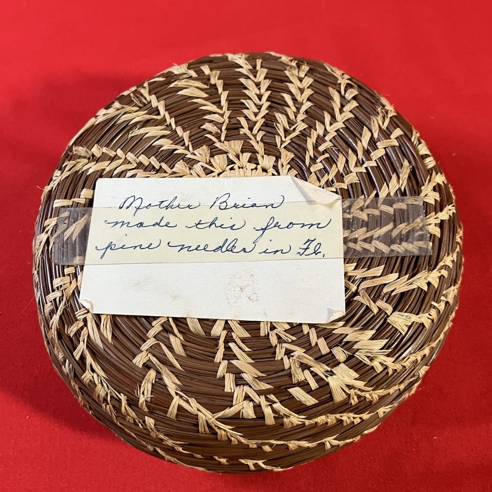 Vintage Handwoven Pine Needle Box with Lid / Handcrafted Coiled Basketry‎ - Picture 14 of 15